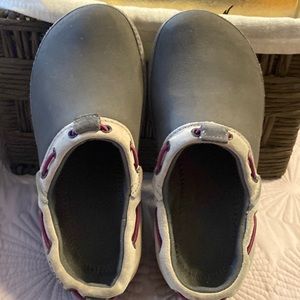 Crocs Surrey Clogs Grey Suede Leather Waterproof Slip on Shoes - size 7.